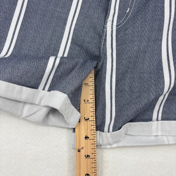 Levi Shorts Womens Size 28 Blue White Stripe Mid Length Pockets Cuffed Stretch - Picture 9 of 10